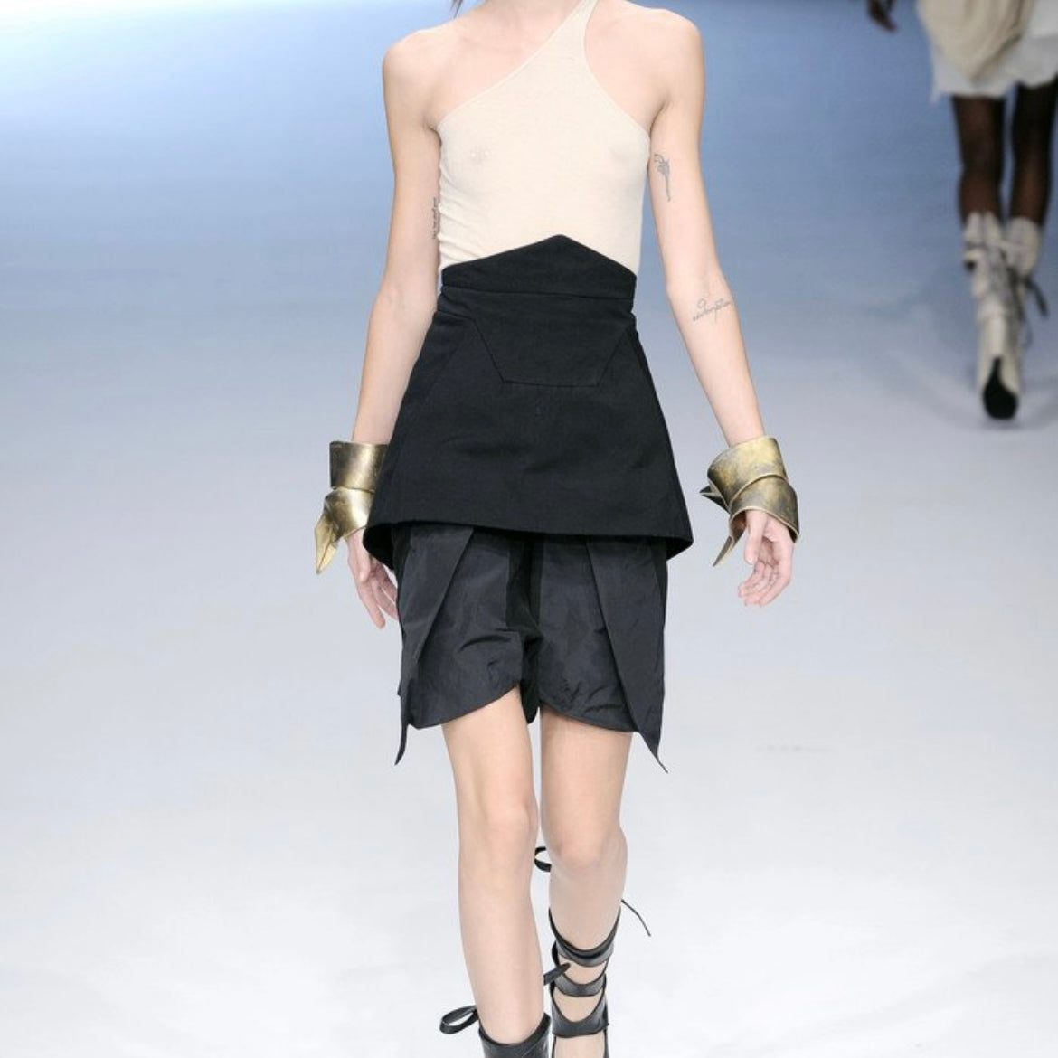 Rick Owens S/S 10 Structural Cumberbund Skirt RUNWAY PHOTO 2 OF 6