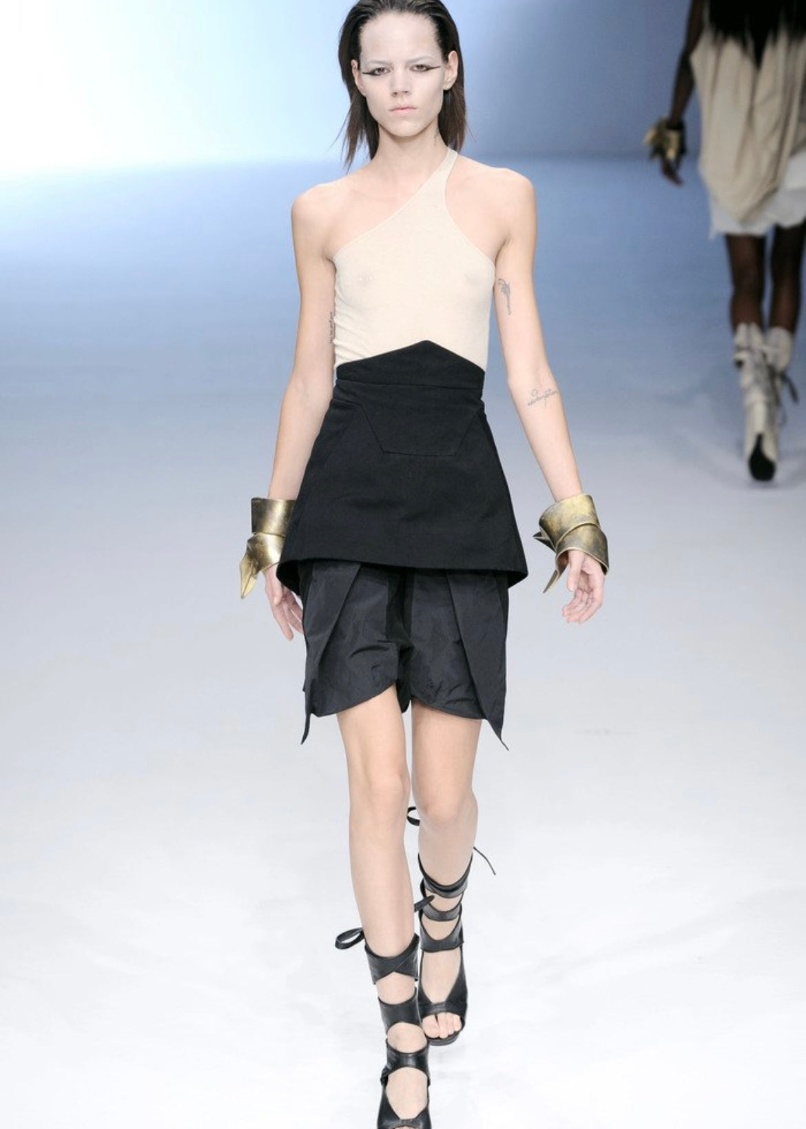 Rick Owens S/S 10 Structural Cumberbund Skirt RUNWAY PHOTO 2 OF 6