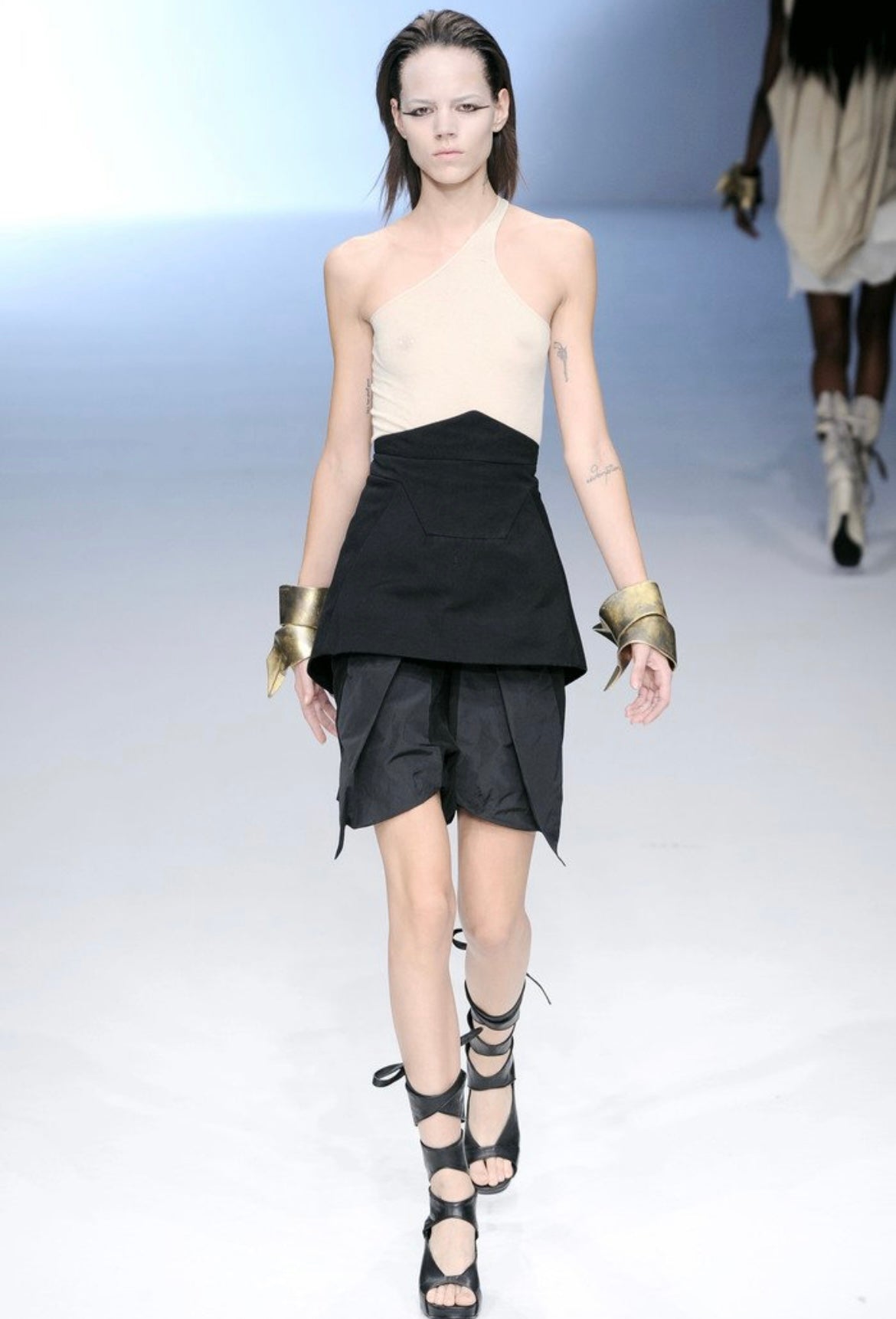 Rick Owens S/S 10 Structural Cumberbund Skirt RUNWAY PHOTO 2 OF 6