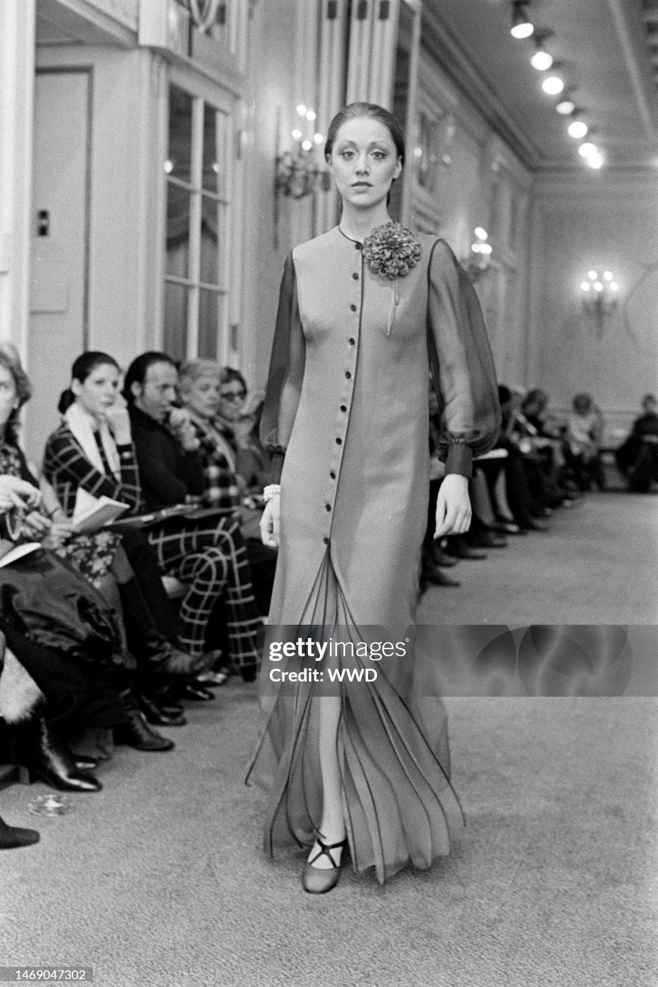 
James Galanos Spring/Summer 1972 Collection Runway Show, Plaza Hotel, New York - 7 Feb 1972
Model walks in a runway show at the Plaza Hotel wearing a look from James Galanos' Spring/Summer 1972 collection. (Photo by Fairchild Archive/WWD/Penske Media via Getty Images)