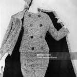 Modèle Pierre Balmain
Ensemble de tweed noir et d'un manteau doublé astrakan, collection automne-hiver 1964-1965, création Pierre Balmain, le 20 octobre 1964. (Photo by Keystone-France\Gamma-Rapho via Getty Images)