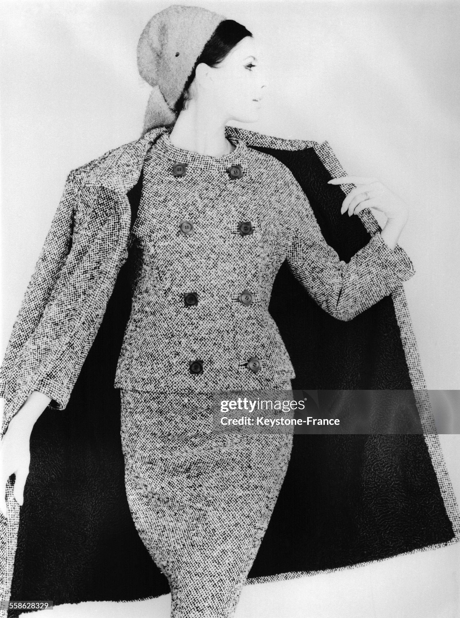 Modèle Pierre Balmain
Ensemble de tweed noir et d'un manteau doublé astrakan, collection automne-hiver 1964-1965, création Pierre Balmain, le 20 octobre 1964. (Photo by Keystone-France\Gamma-Rapho via Getty Images)