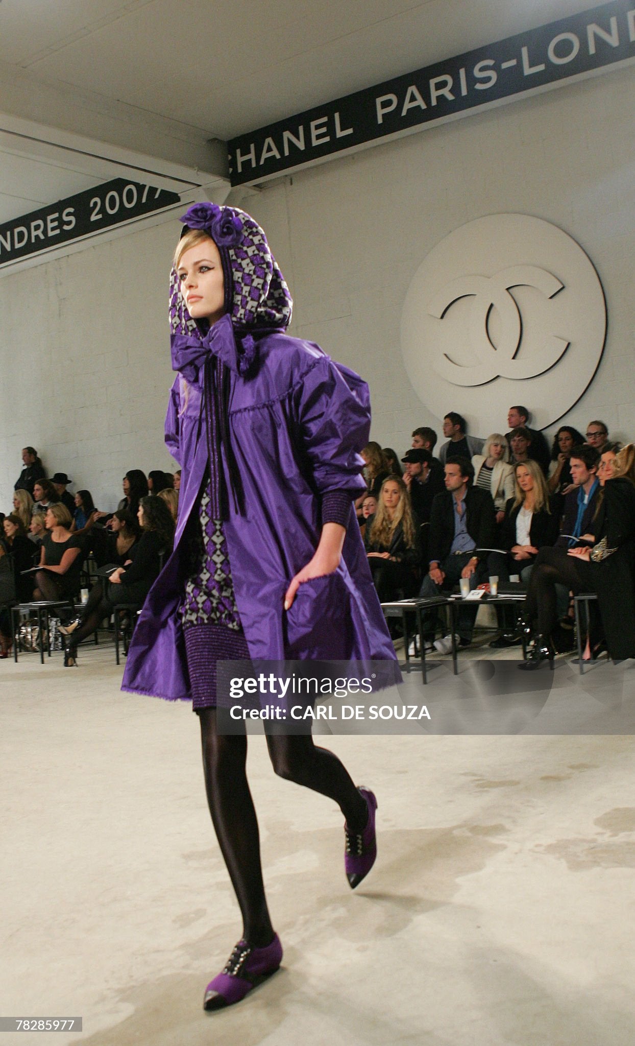 A model displays a creation at the Chanel 2007/2008 collection show, London 06 December 2007. AFP PHOTO/CARL DE SOUZA (Photo by CARL DE SOUZA / AFP) (Photo by CARL DE SOUZA/AFP via Getty Images)