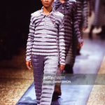 Défilé Issey Miyake collection Prêt-à-Porter Automne-Hiver 1994-1995 en mars 1994 à Paris, France. (Photo by Daniel SIMON/Gamma-Rapho via Getty Images)