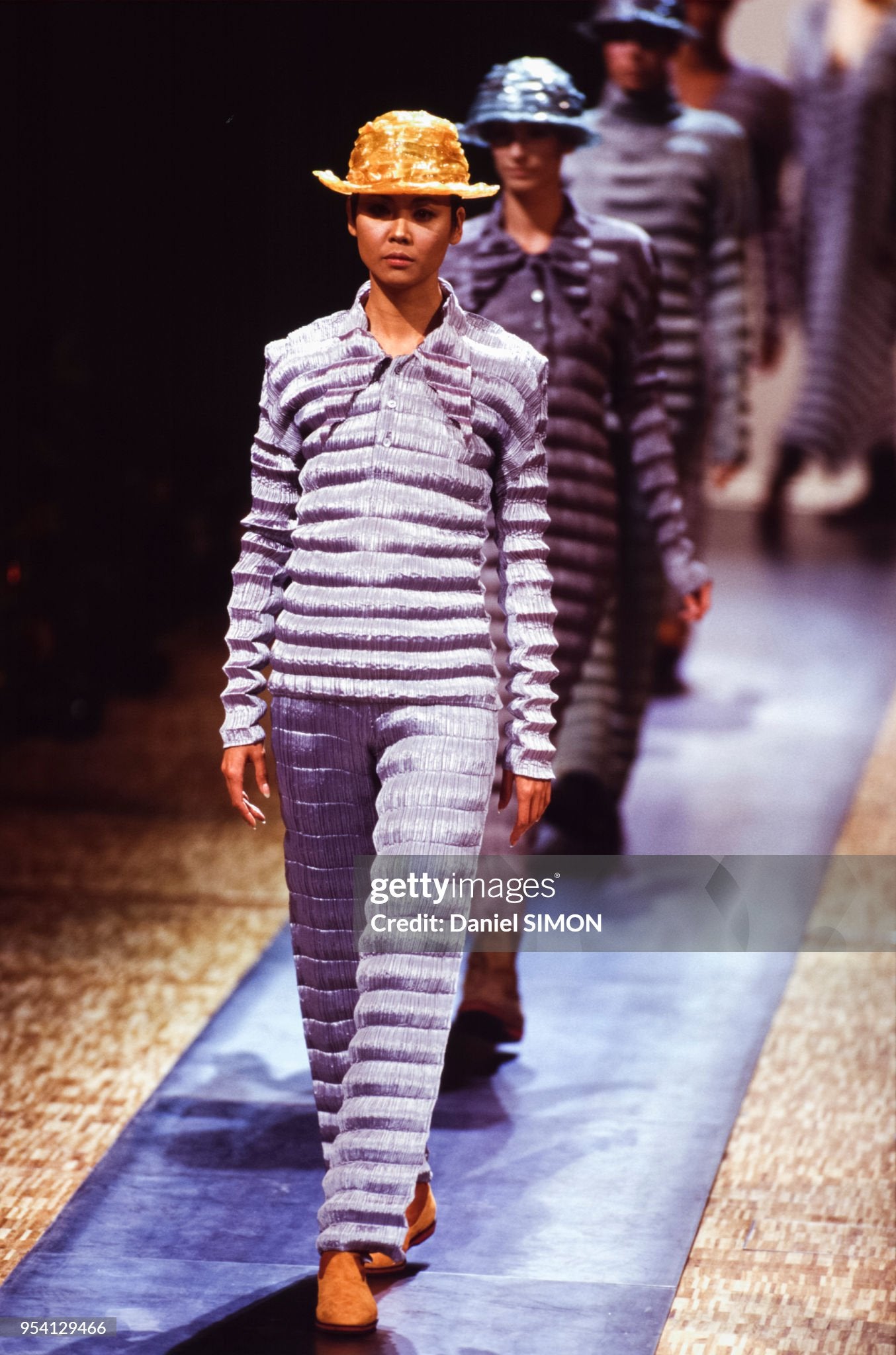 Défilé Issey Miyake collection Prêt-à-Porter Automne-Hiver 1994-1995 en mars 1994 à Paris, France. (Photo by Daniel SIMON/Gamma-Rapho via Getty Images)