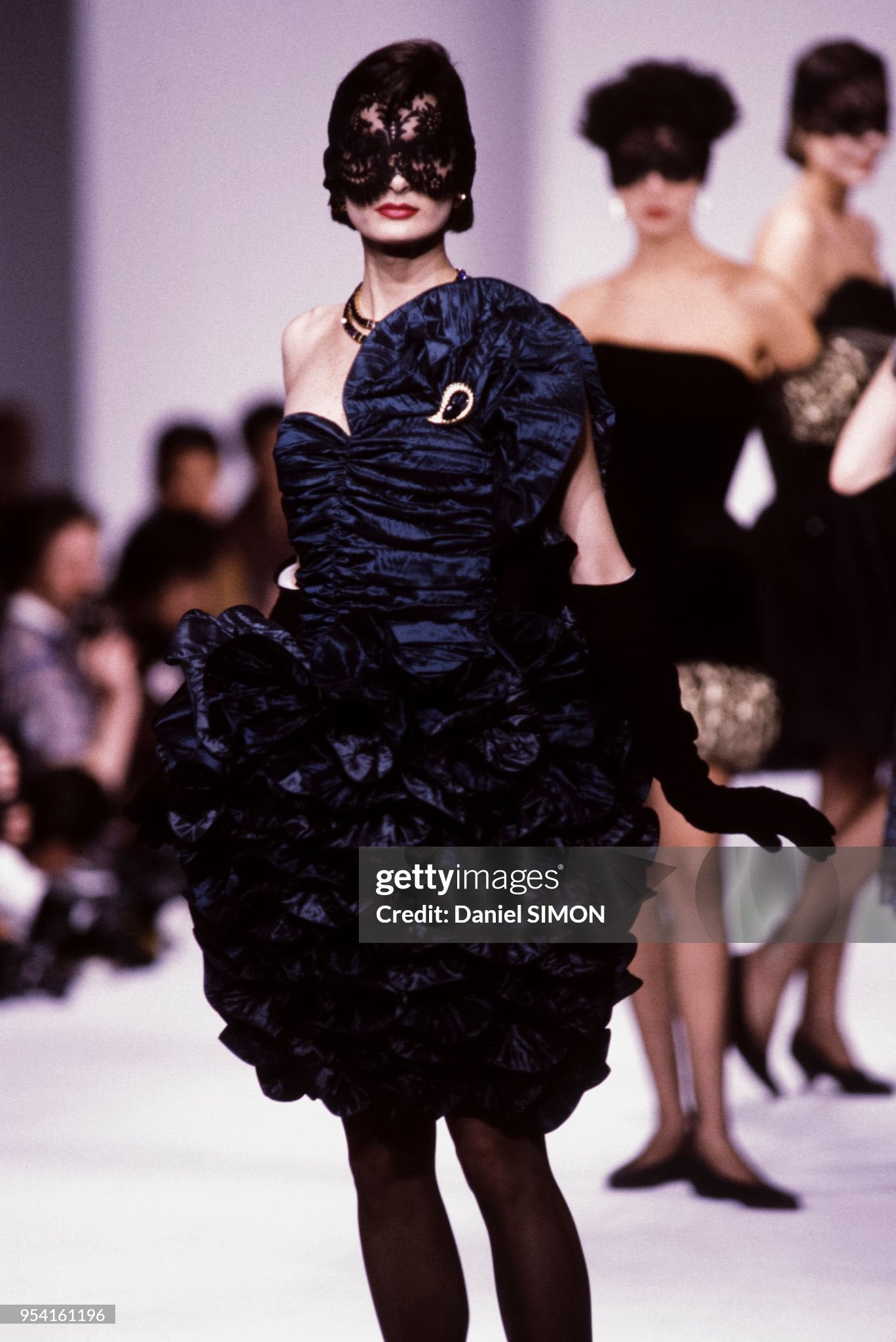 Mode Prêt-à-Porter Automne-Hiver 1985-1986
Défilé Christian Dior en mars 1985 à Paris, France. (Photo by Daniel SIMON/Gamma-Rapho via Getty Images)