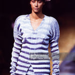 Défilé Issey Miyake collection Prêt-à-Porter Automne-Hiver 1994-1995 en mars 1994 à Paris, France. (Photo by Daniel SIMON/Gamma-Rapho via Getty Images)