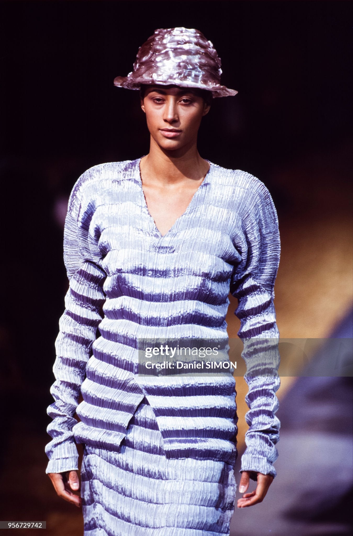 Défilé Issey Miyake collection Prêt-à-Porter Automne-Hiver 1994-1995 en mars 1994 à Paris, France. (Photo by Daniel SIMON/Gamma-Rapho via Getty Images)