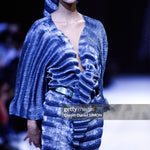 
Mode Prêt-à-Porter Automne-Hiver 1993-1994
Défilé Issey Miyake en mars 1993 à Paris, France. (Photo by Daniel SIMON/Gamma-Rapho via Getty Images)