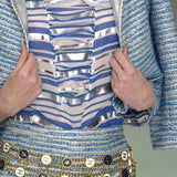 香奈儿 2001 春夏蓝色斜纹软呢裙套装，配银色亮片