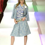 香奈儿 2001 春夏蓝色斜纹软呢裙套装，配银色亮片