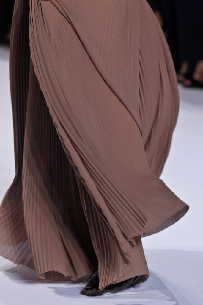 Chloé S/S 2011 Mocha Pleated Georgette One Shoulder Goddess Gown, runway hem image